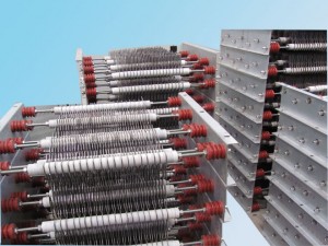 中性點(diǎn)接地式電阻柜，就是在電網(wǎng)中性點(diǎn)與地之間串聯(lián)接入某一電阻器。適當(dāng)選擇所接電阻器的阻值，不僅可以泄放單相接地電弧后半波的能量，從而減少電弧重燃的可能性，抑制電網(wǎng)過電壓的輻值，還可以提高繼電保護(hù)裝置的靈敏度以作用于跳閘，從而有效保護(hù)系統(tǒng)正常運(yùn)行。